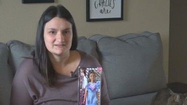 Una mujer de Springfield dona más de 600 muñecas con piernas protésicas al hospital de Missouri