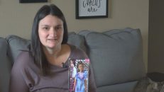 Una mujer de Springfield dona más de 600 muñecas con piernas protésicas al hospital de Missouri